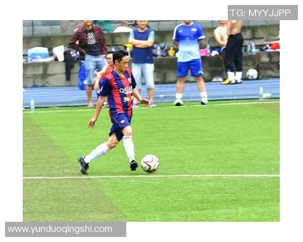 孤独的足球梦在静谧的夜空下独自闪耀的瞬间