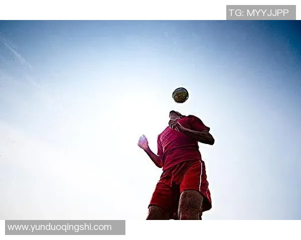 胸口顶足球的乐趣与挑战如何在运动中提升身体协调性与反应能力 胸口顶足球的乐趣与挑战如何在运动中提升身体协调性与反应能力