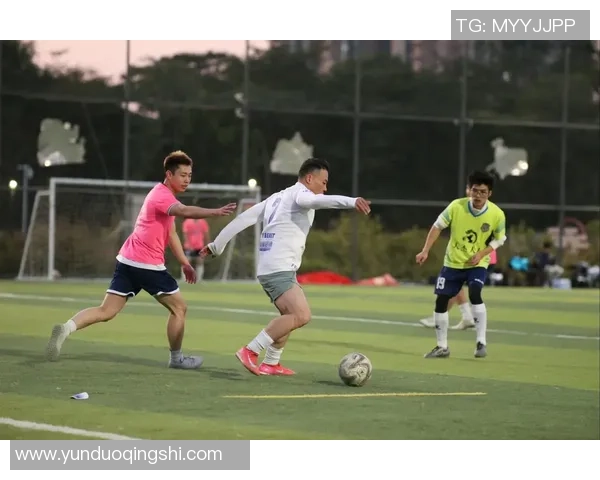 足球帅星的魅力与风采如何影响全球球迷的热情与追随